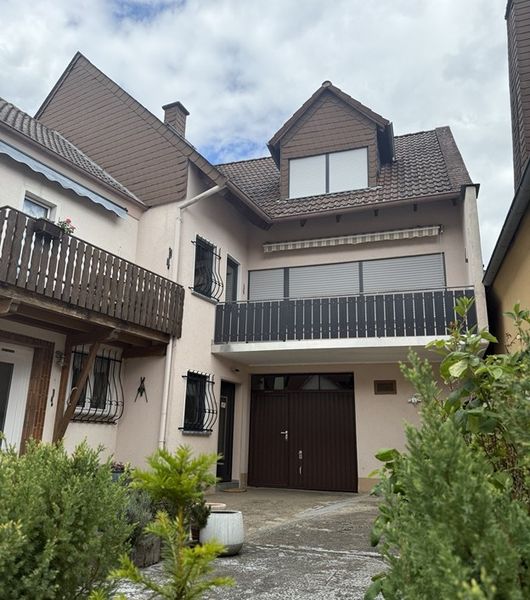 Zwei Wohnhäuser auf einem Grundstück mit viel Platz für den Alltag